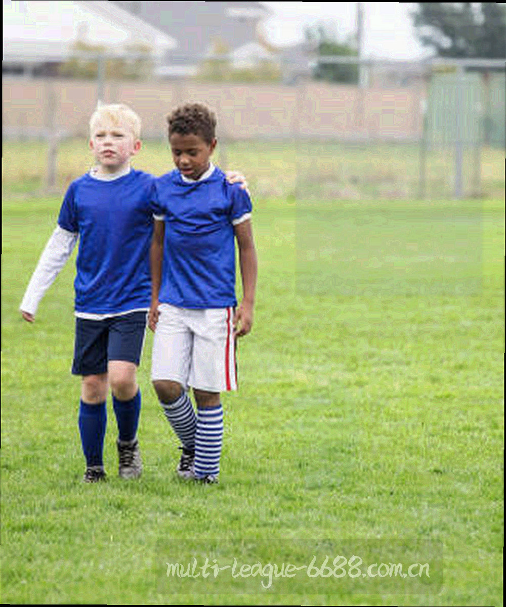 手持手机浏览赛事新闻列表的特写，屏幕为深色界面
